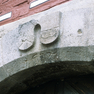 Portalbogenscheitelstein mit Wappen und Bauzahl