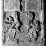 Wappengrabplatte für Stephan Peugersheimer und seine Gemahlin Barbara, an der Nordwand westlich neben dem Portal zum Steinweg. Rotmarmor.