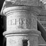 Säule mit Nameninschrift Georg Kerns, Detail