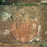Fragment einer Inschriftenplatte aus rotem Sandstein, deren Herkunft unbekannt ist.