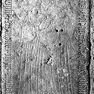 Grabplatte des Domherren Johannes Weutra aus rotem Marmor,