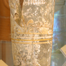 Zusammengesetzte Fragmente eines bemalten Stangenglases, Inschrift nur geringfügig erhalten