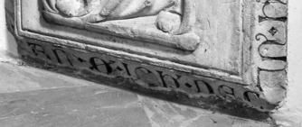 Bild zur Katalognummer 29: Unterer Teil der Deckplatte eines Hochgrabes des Dekans Johannes