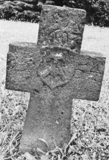 Bild zur Katalognummer 203: Grabkreuz mit Jahreszahlen und Marke einer unbekannten Familie