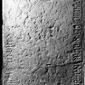 Grabplatte des Erhard aus Pinkofen (Puenchofen) aus rotem Marmor, im Boden eingelassen.