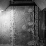 Eine von drei Grabplatten aus Sandstein, die unter dem Hochaltar in die Decke der Confessio mit der Sichtseite nach unten eingemauert sind.