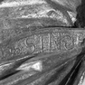 Schnitzfigur des hl. Maternus von Köln (?), Detail mit Sauminschrift