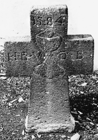Bild zur Katalognummer 233: Grabkreuz mit Jahreszahl 1584 und Buchstaben HRVDB
