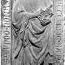 Grabplatte des Ulrich von Au aus Kalkstein mit Spuren von Bemalung.
