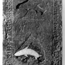 Wappengrabplatte für Hermann Simwech, im nördlichen Seitenschiff an der Nordwand, zweite von Westen. Rotmarmor.