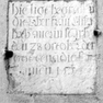 Grabtafel für Elisabeth Auer, an der Südwand, außen, obere Reihe, dritte von Westen. Helle, fast quadratische Kalksteinplatte.