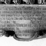 Epitaph mit den Grabinschriften für Hans Kistner, Marx Adelsberger, Sigmund Thaberger sowie ihre Ehefrau Barbara, geb. Kurz, an der Südwand, innen , am Aufgang zur Empore. Kalkstein.