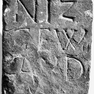 Buchstaben und Jahreszahl auf Güterstein aus rotem Sandstein