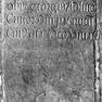 Grabplatte für den fürstbischöflichen Kantor Georg Adling, an der Südwand im 16. Abschnitt von Westen, obere Platte. Rotmarmor.