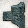 Bild zur Katalognummer 460: In die Wand eingelassenes Fragment eines Grabkreuzes für einen Unbekannten