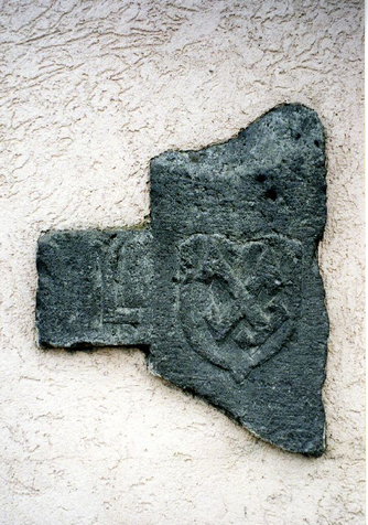 Bild zur Katalognummer 460: In die Wand eingelassenes Fragment eines Grabkreuzes für einen Unbekannten