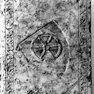 Wappengrabplatte für den Kanoniker Gerhoh von Radeck, an der Nordwand in der unteren Reihe. Rotmarmor.