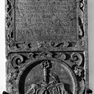 Wappengrabplatte für die Äbtissin Kunigunde von Puchberg, im nördlichen Seitenschiff an der Nordwand, sechste von Westen. Rotmarmor.