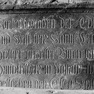 Grabplatte für Bürger Hans Moßholtzer, hinter dem Altar am Boden. Rotmarmor.