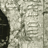 Fragment einer Grabplatte mit Umschrift zwischen vertieften Linien
