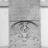 Sterbeinschrift für Johann Krafft auf einer Wappengrabplatte
