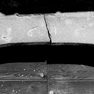 Flachbogenportal, Detail mit Inschrift im Bogen