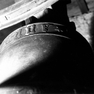 Gebetsinschrift auf einer Glocke im Glockenturm. 