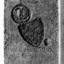 Wappengrabplatte mit den Grabinschriften für die Kanoniker Ulrich von Scharffenberg (Nr. 49), Konrad von Traun (Nr.133) im unteren Drittel und Johann Schröttinger (Nr. 510) im oberen Drittel der Platte, an der Westwand nördlich neben der Tür zum Domhof.Me