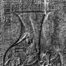 Grabinschrift für den Kanoniker Heinrich von Baruth auf der Grabplatte für Meingott II. von Waldeck (Nr. 25), in der Ostnische der Südwand. Zweitverwendung der Platte.