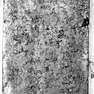 Fragment der Grabplatte für den Kanoniker Hartung von Capellen (?), an der Südwand des Domkreuzgangs im sechsten Joch von Westen, unten. Rotmarmor.