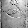 Wappengrabplatte der Katharina Woller aus rotem Marmor, im Boden eingelassen.