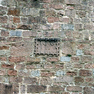 Jahreszahl in gotischen Ziffern auf einer Sandsteintafel an der Wehrmauer.