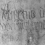 Dom, Chorumgang, Chorschranke, Detail: Inschrift (1. H. 15. Jh.)