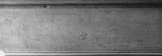 Bild zur Katalognummer 384: bisher unbeachtete Gebets-Inschrift auf der Predella des heutigen Martha-Altars