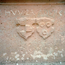 Initialen, Jahreszahl und zwei Wappen auf einem Brunnentrog.