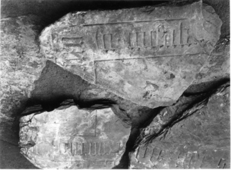 Bild zur Katalognummer 128: Fragment der Grabplatte eines Unbekannten