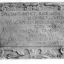 Grabinschrift für Abt Michael Reyser auf dem Fragment, vermutlich einer Wappengrabplatte