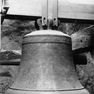 Jahreszahl und Glockensprüche auf einer Glocke im Glockenturm.