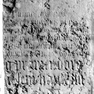Fragment der Grabplatte für Dorothea Pramer (Nr. 277) mit der Grabinschrift für Ottilie Weger (Nr. 758), an der Südwand im zwölften Abschnitt von Westen, mittlere Platte. Mehrfachbenutzung der Platte. Rotmarmor.