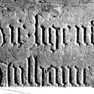 Fragment der Grabplatte für einen Bestatteten namens Mulhamer und noch weitere Personen, an der Westwand im 13. Abschnitt von Norden, untere Platte. Rotmarmor.