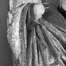 Schnitzfigur der hl. Notburga von Hochhausen, Detail mit Sauminschrift