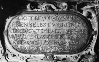 Bild zur Katalognummer 332: Rollwerkkartusche mit Inschrift als Unterhang des Andachtsbild der Eheleute Niclas (von) Ley und Sophia (von) Valwig
