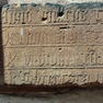 Sandsteintafel mit Gedenkinschrift für Pestopfer