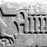 Grabplatte des Kanonikers und Dompfarrers Wolfhard Ebner aus rotem Marmor, an der Wand aufgerichtet.
