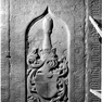 Wappengrabplatte des Heinrich von Parsberg aus rotem Marmor, im Boden eingelassen.