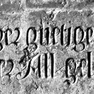 Detail zur Grabplatte mit den Grabinschriften für Anna und Jörg Gartner (Nr. 366) und Katharina Gartner (Nr. 454), an der Südwand, im fünften Abschnitt von Westen, unterste Platte. Rotmarmor.