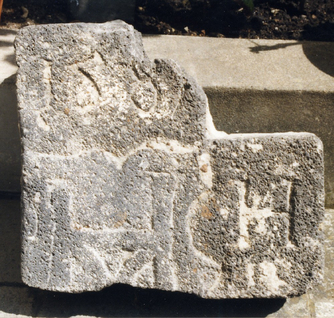 Bild zur Katalognummer 235: Fragement eines Grabkreuzes für einen Unbekannten mit der Initiale H.
