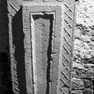 Grabinschrift für den Laien Osbirn auf einer trapezförmigen Sarkophagdeckplatte.