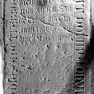 Grabplatte mit den Grabinschriften für Kunigunde Amsl (Nr. 57 †) und den Benefiziaten Leonhard Zollner (Nr. 485 †). Mehrfachverwendung der Platte. Rotmarmor.