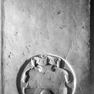 Grabplatte für Ruprecht Schönberger, an der Südwand, siebter Abschnitt von Westen, obere Platte. Rotmarmor.